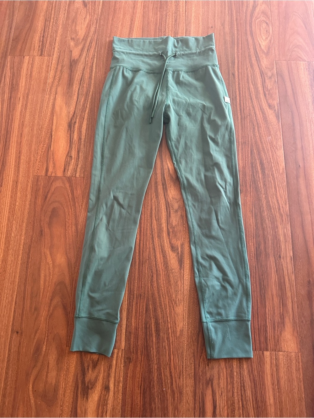 Vuori Daily Form High-Waist Green Active Leggings with Drawstring - Picture 6 of 6